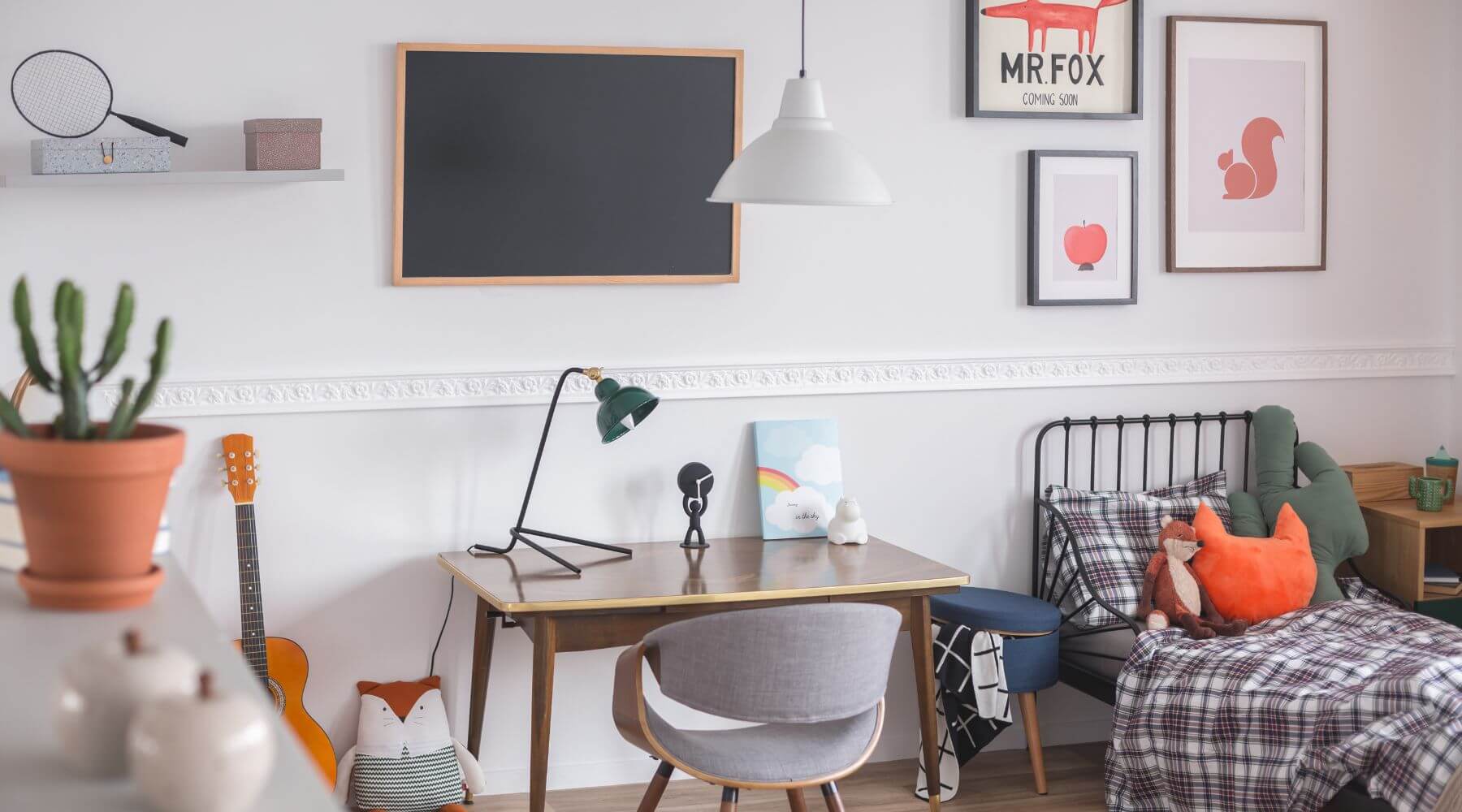 Dormitorio con escritorio
