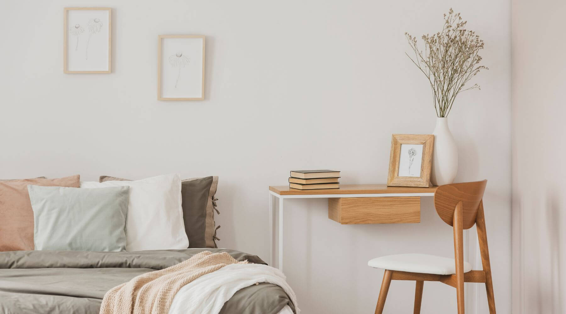 Dormitorio con escritorio