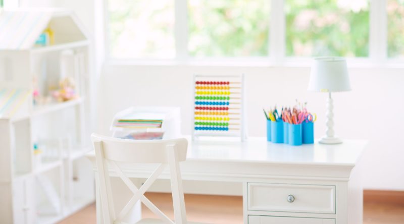 Dormitorio con escritorio